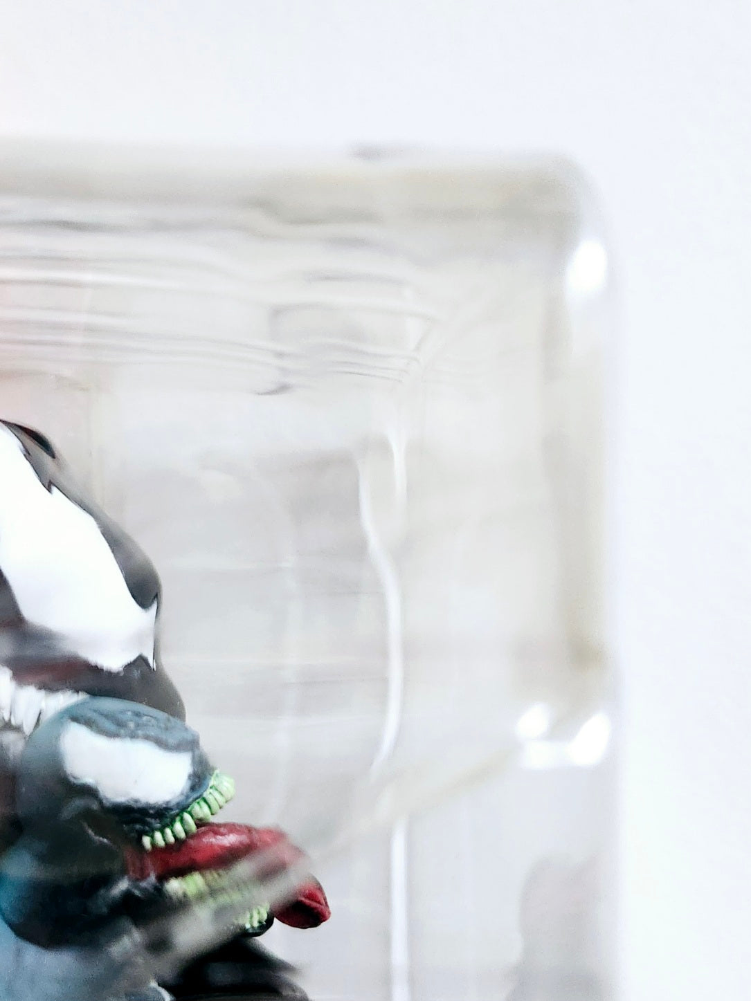 Spider-Man Classics Venom with Spider-Man Trap Base 6-Inch Scale Action Figure