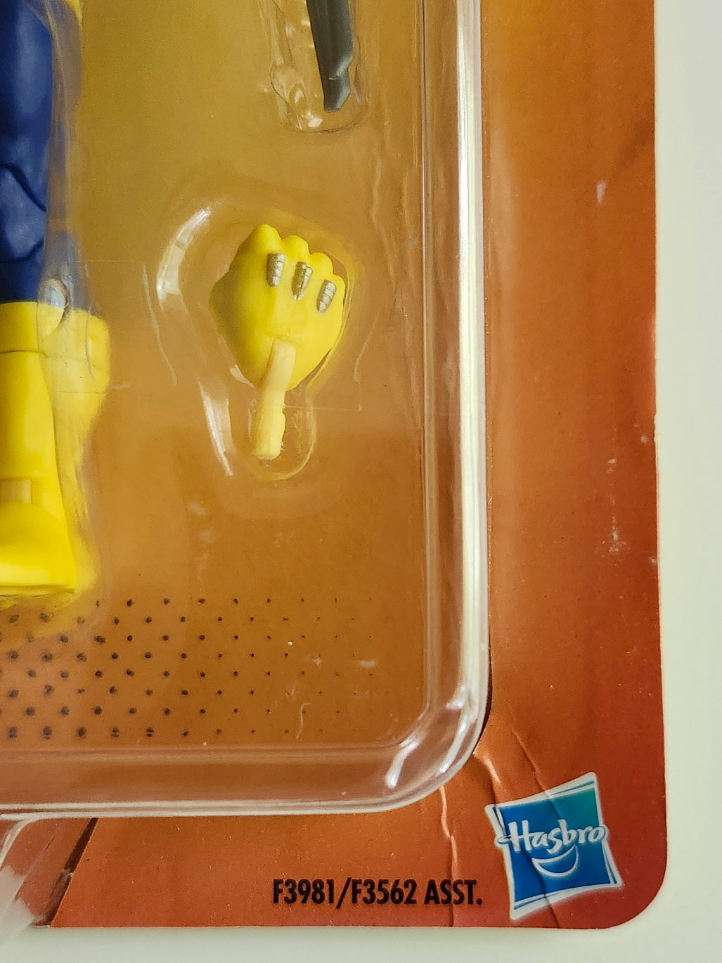 Marvel Legends X-Men Retro Collection Wolverine (Blue & Gold Uniform) 6-Inch Action Figure